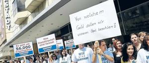 Warum Opel und nicht wir? Karstadt-Mitarbeiter protestierten im vergangenen Jahr für Staatshilfe. Foto: ddp