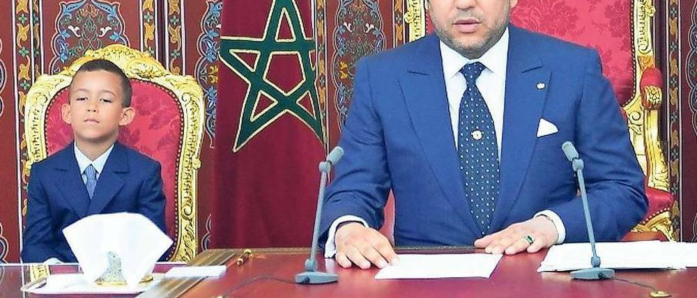 König Mohammed VI. – neben ihm sein Sohn – will Marokko weiterentwickeln. Zu den wichtigen Projekten gehören der Hafen in Tanger und der Bau eines neuen Stadtviertels in Rabat.