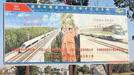 Lockendes Versprechen. Muhammar Gaddafi auf einem Plakat der China Railway Construction in Libyen. Foto: Katharina Eglau
