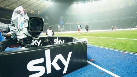 Mit Fußball-Liveübertragungen will Sky das große Geld machen - doch die Telekom überlässt dem Abo-Sender den Markt nicht kampflos.