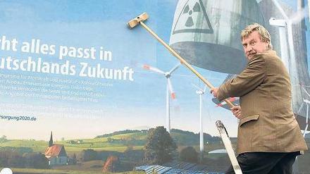 Gegen Atomkraft klebt Dietmar Schütz auch schon mal Plakate. 