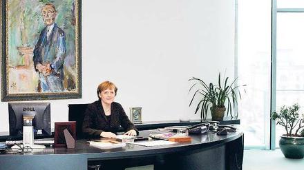 Kanzlerinschreibtisch. Angela Merkel wird auch künftig kein Arbeitszimmer von der Steuer absetzen können – schließlich stellt ihr der Staat eins zur Verfügung.