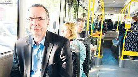 Verspäteter Bus. Wirtschaftssenator Harald Wolf steckte im Stau. Foto: Davids/Hübner