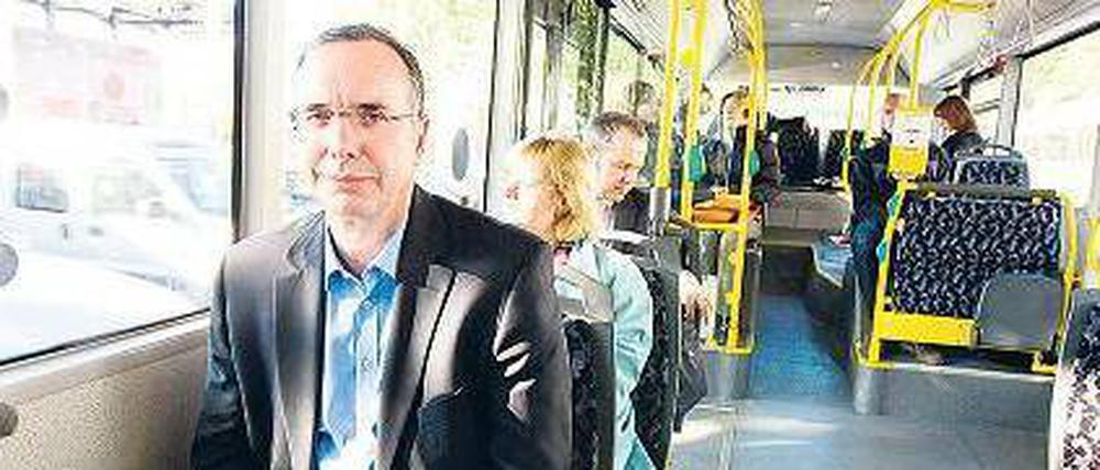 Verspäteter Bus. Wirtschaftssenator Harald Wolf steckte im Stau. Foto: Davids/Hübner