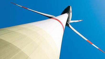 Im Windumdrehen. Weil immer mehr Windräder und Solaranlagen ans Netz gehen, wird die sogenannte EEG-Anlage angehoben. Foto: dpa
