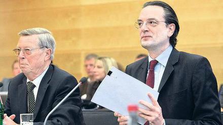 Bespitzelungen, Beinahe-Pleite: Dirk Jens Nonnenmacher (rechts neben seinem Anwalt) weist die Verantwortung von sich. 