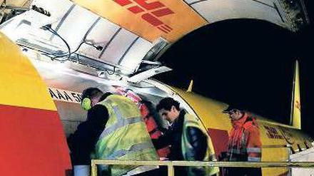 Gefährliche Ladung? Bevor die Luftfracht in den Flugzeugen ankommt, hat sie einen langen Weg hinter sich. Minister Ramsauer will diese Lieferkette sicherer machen. Foto: ddp