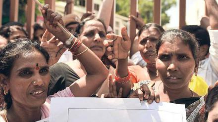 Protest. Indische Frauen fordern eine Regulierung der Mikrobanken.