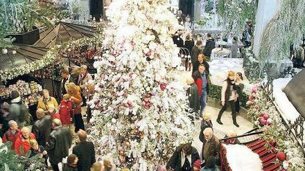 Shopping unterm Baum. Das KaDeWe will mit seiner Weihnachts-Verkaufsausstellung Kunden locken.Foto: dpa