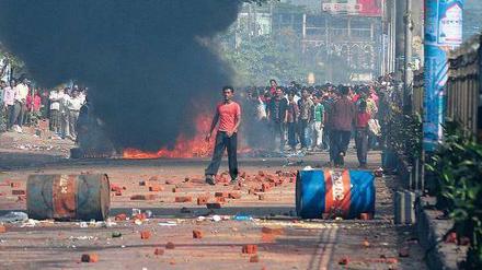 Gewaltsamer Protest. Bei den Unruhen in der Hafenstadt Chittagong in Bangladesch starben am Sonntag vier Menschen. 