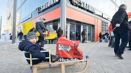 Volle Tüten. Auf dem Alexanderplatz in Berlin trennen Media-Markt und Saturn nur ein paar Schritte. Foto: Paul Zinken