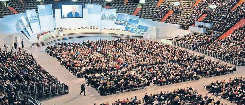 Olympiahalle in München. 8000 Aktionäre kamen zur Hauptversammlung. Für Siemens-Chef Peter Löscher gab es viel Applaus. 
