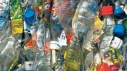 Plastikmüll. Weil sie auch für Einwegflaschen Pfand bezahlen müssen, sehen die Kunden keinen Unterschied zu Mehrwegflaschen, beklagen die Umweltschützer.