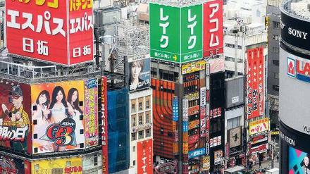 Viel Reklame, zu wenig Käufer. Japans Binnenwirtschaft – hier der Wirtschafts- und Shopping-Distrikt Shinjuku in Tokio – kommt seit Jahren nicht in Gang. 