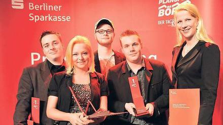 Kühle Köpfe. Martin Schüler (25), Daniela Rüffer (21), Martin Hackbarth (22), Norman Pappritz (20) mit Lehrerin Manuela Anders.