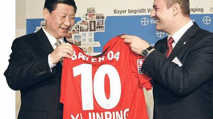 Bitte recht freundlich. Chinas Vizepräsident XI Jinping besuchte 2009 das Bayer-Schering-Werk in Berlin. Gastgeber Andreas Fibig