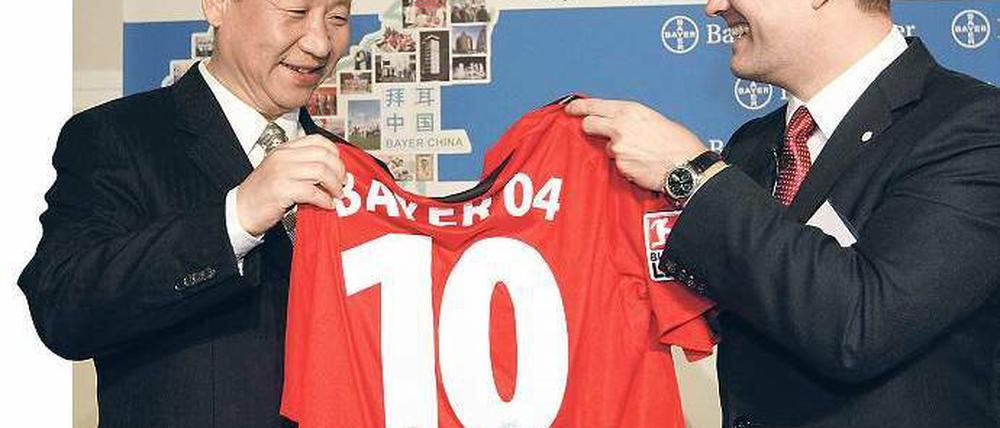 Bitte recht freundlich. Chinas Vizepräsident XI Jinping besuchte 2009 das Bayer-Schering-Werk in Berlin. Gastgeber Andreas Fibig