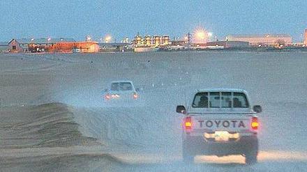 Wertvolle Wüste. Mitarbeiter der BASF-Tochter Wintershall fahren zu den Produktionsstätten des Konzerns nahe Jakhira in Libyen. Das Land verfügt über die größten Erdölreserven Afrikas.