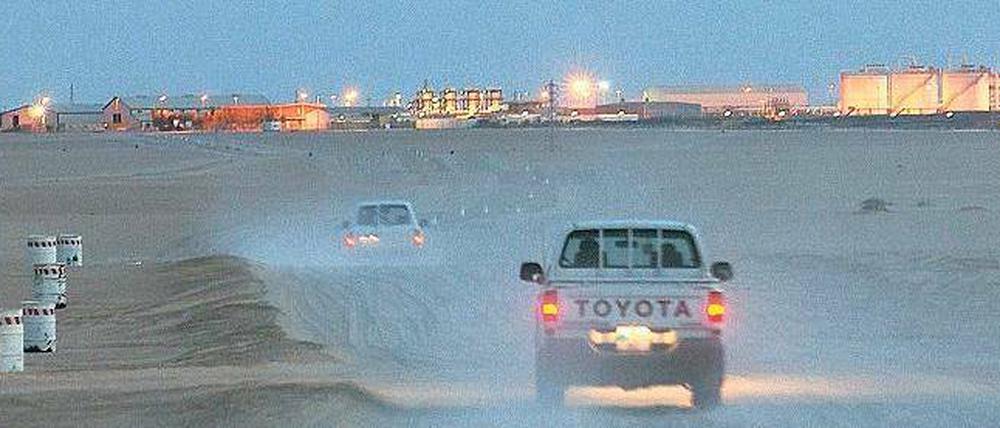 Wertvolle Wüste. Mitarbeiter der BASF-Tochter Wintershall fahren zu den Produktionsstätten des Konzerns nahe Jakhira in Libyen. Das Land verfügt über die größten Erdölreserven Afrikas.