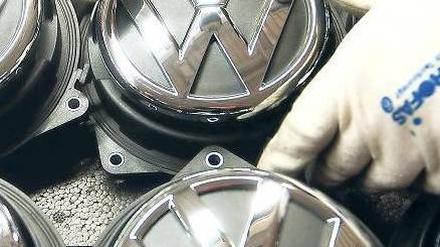 Gut und teuer. VW stellt viel selbst her und braucht deshalb mehr Mitarbeiter. Foto: dapd