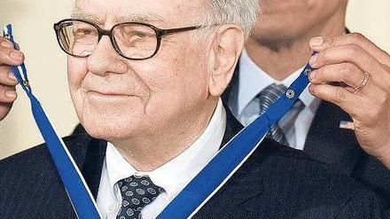 Ehrung. US-Präsident Obama verlieh Buffett unlängst die Friedensmedaille „Medal of Freedom“. Foto: AFP