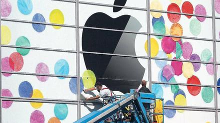Vorbereitung. Arbeiter installieren am Yerba Buena Center for the Arts in San Francisco ein Apple-Logo. Foto: AFP