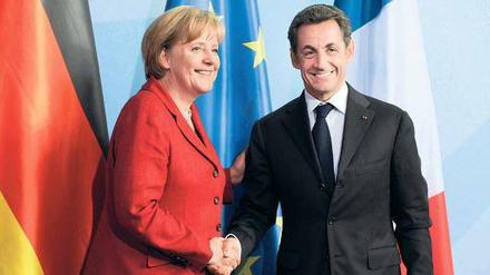 Pakt für den Euro. Kanzlerin Merkel und Frankreichs Präsident Sarkozy müssen Zugeständnisse an kleinere EU-Partner machen. Foto: dpa