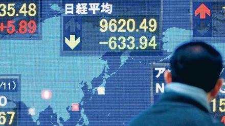 Japan bricht ein. Während die Börse in Tokio am Montag massive Kursverluste hinnehmen musste, stiegen an anderen asiatischen Finanzplätzen die Aktien. Foto: dpa
