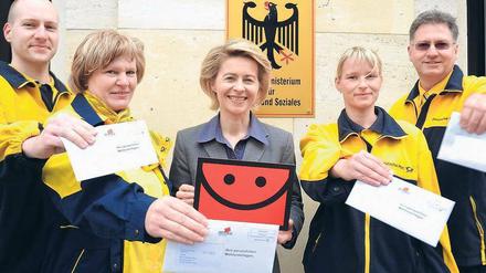 Werbung für die Sozialwahl machen Bundesarbeitsministerin Ursula von der Leyen (CDU) und Mitarbeiter der Post. Sie ist mit 48 Millionen Wahlberechtigten eine der größten Abstimmungen des Landes.