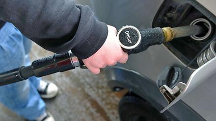Günstiger. In Deutschland ist Diesel deutlich geringer besteuert als Benzin.