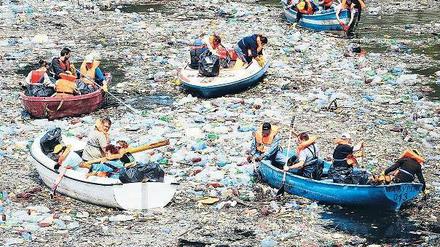 400 Jahre braucht eine Plastiktüte, um zu verrotten. In manchen Ländern, wie hier in Bulgarien, verstopft Plastikmüll die Gewässer. 