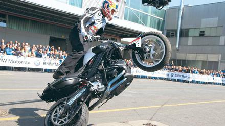 Feier auf einem Rad. Der vierfache Stuntriding-Weltmeister Chris Pfeiffer zeigte waghalsige Akrobatik. 