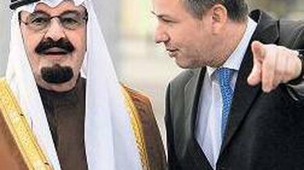 Royaler Gast. Der Regierende Bürgermeister Klaus Wowereit begrüßte König Abdallah von Saudi-Arabien in Berlin. Foto: ddp