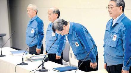 Büßer in Blau. Der scheidende Tepco-Präsident Masataka Shimizu (Mitte) übt sich in Demut.