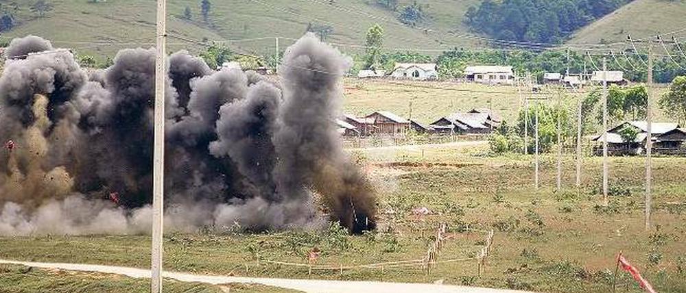 Tödliches Spiel. Minenräumer in Laos machen undetonierte Streubomben unschädlich. Die Sprengkörper stammen noch aus dem Vietnamkrieg. Viele von ihnen sehen aus wie Spielzeug, darum sterben besonders häufig Kinder. 