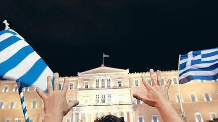 Dagegen. Wütende Griechen demonstrieren vor dem Parlamentsgebäude in Athen. Die gespreizten Finger gelten in Griechenland als Beleidigung.