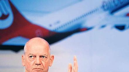 Meister der Ankündigung. Air-Berlin-Chef Joachim Hunold will 2011 operativ und 2012 unterm Strich wieder Gewinne schreiben. Der Börse gefällt es – zeitweise. Foto: dapd