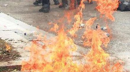 In Flammen. Randale und Proteste bestimmten am Mittwoch das Straßenbild in Athen. Die neuen Sparpläne stoßen auf Protest und sind auch im Regierungslager umstritten. Foto: rtr