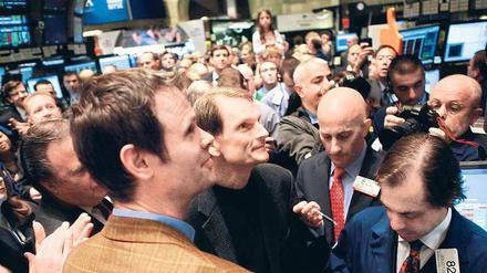 Gewinne im Blick. Pandora-Gründer Tim Westergren (zweiter von links) und Präsident Joe Kennedy (Mitte) beim Börsenstart in New York. Foto: Reuters