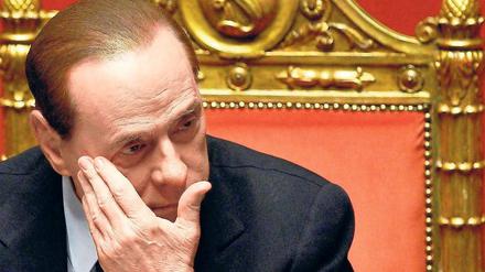 Stellt sich taub. Italiens Regierungschef Silvio Berlusconi hat soeben die Sanierung des Staatshaushalts verschoben. Foto: Reuters
