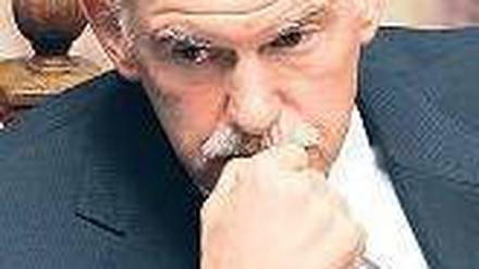 Wo ist der Ausweg? Trotz harter Sparmaßnahmen wird Regierungschef Papandreous’ Defizit größer statt kleiner. Foto: Reuters