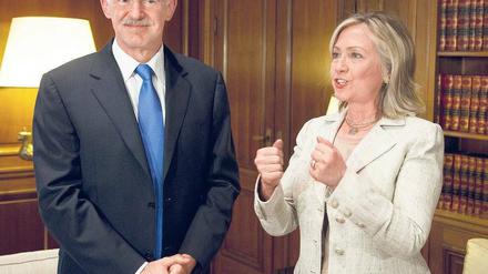 Zuspruch vom Gast. US-Außenministerin Hillary Clinton besuchte am Sonntag Ministerpräsident Giorgos Papandreou.