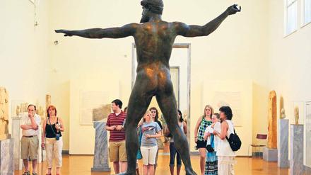 Besuchermagnet. Touristen zieht es in Scharen zur Poseidon-Statue im archäologischen Museum von Athen. Aber die Reisebranche allein wird Griechenland nicht retten. Die deutsche Industrie hat mehr Unterstützung zugesagt. 
