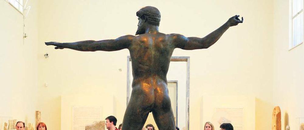 Besuchermagnet. Touristen zieht es in Scharen zur Poseidon-Statue im archäologischen Museum von Athen. Aber die Reisebranche allein wird Griechenland nicht retten. Die deutsche Industrie hat mehr Unterstützung zugesagt. 