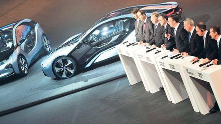 Große Bühne. Der gesamte BMW-Vorstand präsentierte am Freitag in Frankfurt am Main die neuen Elektromodelle i3 (l.) und i8. Foto: dpa