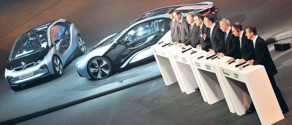 Große Bühne. Der gesamte BMW-Vorstand präsentierte am Freitag in Frankfurt am Main die neuen Elektromodelle i3 (l.) und i8. Foto: dpa