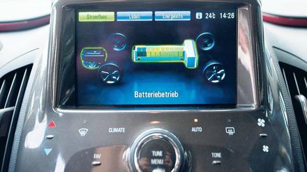 Fast voll oder fast leer? Batterieanzeige in einem Elektroauto von Opel. 