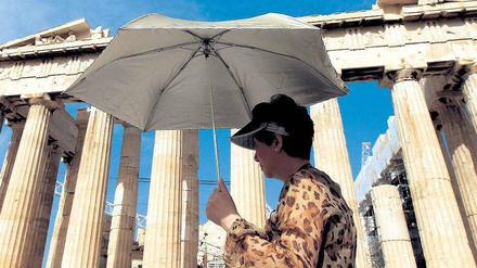 Wenn der Schirm nicht reicht. Der Parthenon-Tempel der Akropolis zeugt von glorreichen Zeiten Griechenlands. Lang ist’s her.
