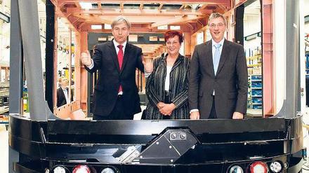 Im Gerippe. Klaus Wowereit (SPD), Christina Emmerich, Bezirksbürgermeisterin in Lichtenberg, und Stadler-Chef Michael Daum besichtigen den Rohbau eines Zuges. 