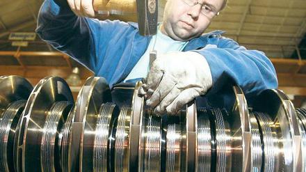 Klassenbelegschaft. Bei MAN in Reinickendorf produzieren mehr als 50 Leiharbeiter für deutlich weniger Geld Turbomaschinen als die rund 400 Kollegen der Stammbelegschaft. Foto: dpa
